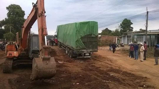 Dùng cả xe múc để cứu hộ xe chở gỗ