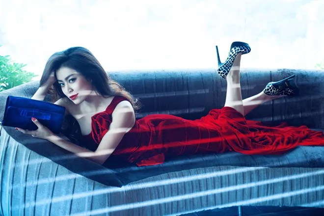 Đầu năm, Hoàng Thùy Linh nhận lời một số ê-kíp thực hiện hình ảnh mới. Trong bộ ảnh mới, người đẹp nóng bỏng trở nên đằm thắm trong những dáng đầm dạ hội sang trọng và đẳng cấp. Đầu năm, Hoàng Thùy Linh nhận lời một số ê-kíp thực hiện hình ảnh mới. Trong bộ ảnh mới, người đẹp nóng bỏng trở nên đằm thắm trong những dáng đầm dạ hội sang trọng và đẳng cấp.