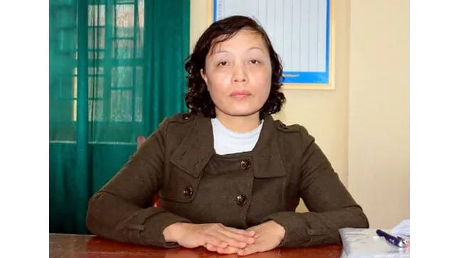 Bà Nguyễn Thị Thu Hồng - Hiệu trưởng Trường THCS Cẩm Vũ trao đổi với PV.