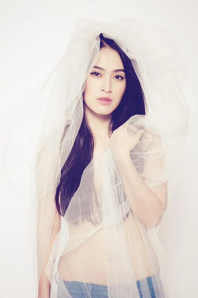 Valentine 2014, Tú Vi quyết định công khai người yêu là diễn viên Văn Anh. Ngay lập tức cặp đôi nhận được sự quan tâm của đông đảo người hâm mộ và giới truyền thông. Cả hai tiết lộ họ gặp và quen nhau khi cùng tham gia phimBếp hát.Trong phim họ đảm nhận vai trò cặp nam nữ đầu bếp và yêu nhau trong khung cảnh tình tứ, lãng mạn. Trong thời gian làm việc cùng nhau, cả hai nhận ra tình cảm đôi bên và đến với nhau rất tự nhiên và chân thành. Ngày công chiếu bộ phim điện ảnhQuả tim máu, Tú Vi giới thiệu người yêu đến người hâm mộ và báo giới.