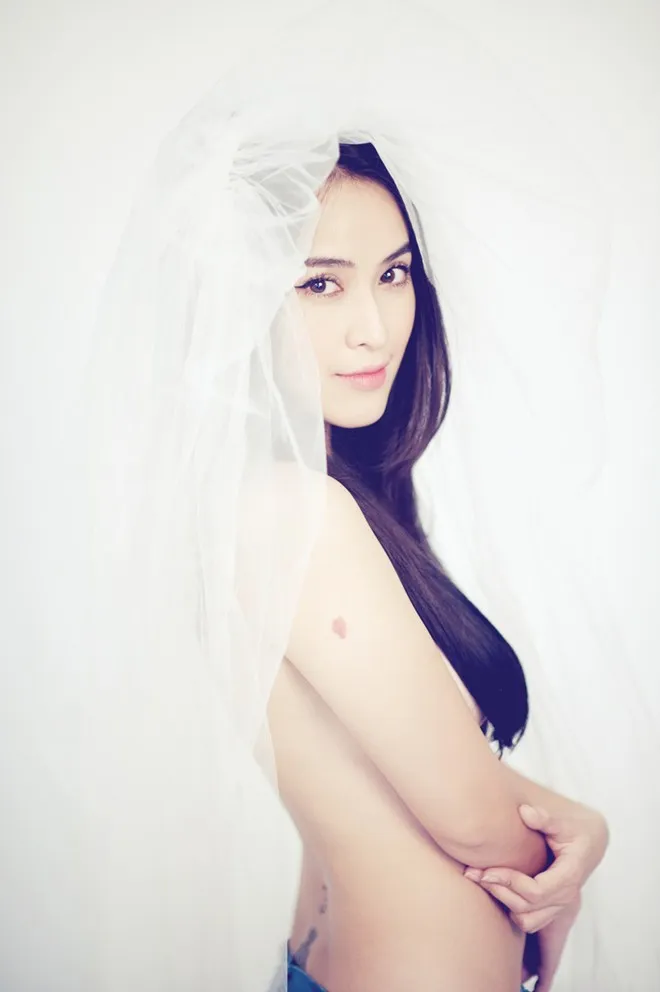 Còn Văn Anh cũng từng đến với điện ảnh, nhưng đó cũng chỉ là những bước dạo chơi rất ngắn ngủi, anh tham gia phimPhía trước là bầu trờivàHàn Mặc Tửrồi chia tay điện ảnh để đến với công việc kinh doanh. Năm 2012, Văn Anh quyết định quay trở lại với showbiz, anh nhận lời thể hiện nhân vật người yêu Tú Vi trong phimBếp hát.Thời gian sau khi công khai tình cảm, cặp đôi nhận được sự quan tâm, ủng hộ từ công chúng.