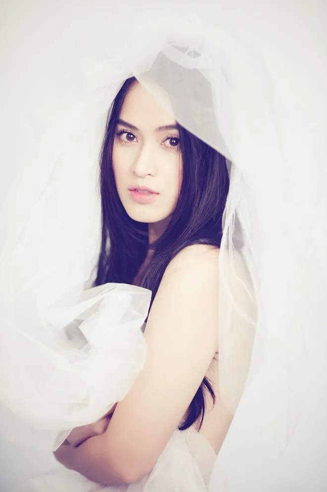 Trong bộ ảnh mới thực hiện, Tú Vi lần đầu mạnh dạn thể hiện ý tưởng chụp ảnh nude, chỉ mặc quần jeans và đội một chiếc khăn voan dành cho cô dâu.