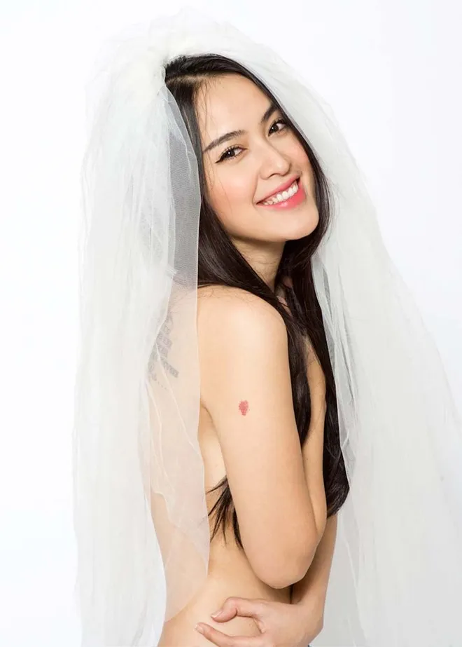 Trong nhiều khung ảnh, người đẹp còn để lộ một số hình xăm sau lưng. Những hình xăm đều có ý nghĩa trừu tượng. Trước đó, cô hiếm khi chụp ảnh bán nude và cũng chưa từng khoe hình xăm với công chúng.