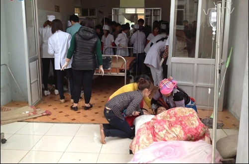 Sơ cứu nạn nhân ngay bên ngoài hiên bệnh viện Sơ cứu nạn nhân ngay bên ngoài hiên bệnh viện