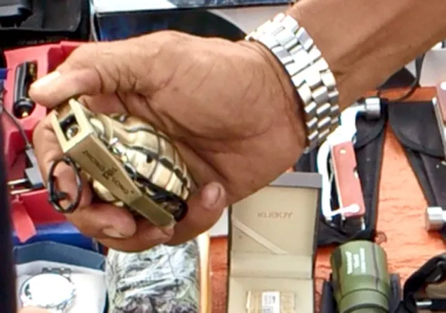 Có hình dáng, kích thước giống với lựu đạn thật, bằng mắt thường rất khó phân biệt, bật lửa hình lựu đạn này có giá bán 600.000 đồng. Vừa ra giá, người bán vừa nhanh nhẩu lấy một cái kéo chốt, ngọn lửa phụt lên cao đến 5 cm. Người bán này khẳng định: "Đảm bảo loại này độc nhất vô nhị, giống thật 100 %, mua một quả đem theo người cho oai”. Có hình dáng, kích thước giống với lựu đạn thật, bằng mắt thường rất khó phân biệt, bật lửa hình lựu đạn này có giá bán 600.000 đồng. Vừa ra giá, người bán vừa nhanh nhẩu lấy một cái kéo chốt, ngọn lửa phụt lên cao đến 5 cm. Người bán này khẳng định: "Đảm bảo loại này độc nhất vô nhị, giống thật 100 %, mua một quả đem theo người cho oai”.