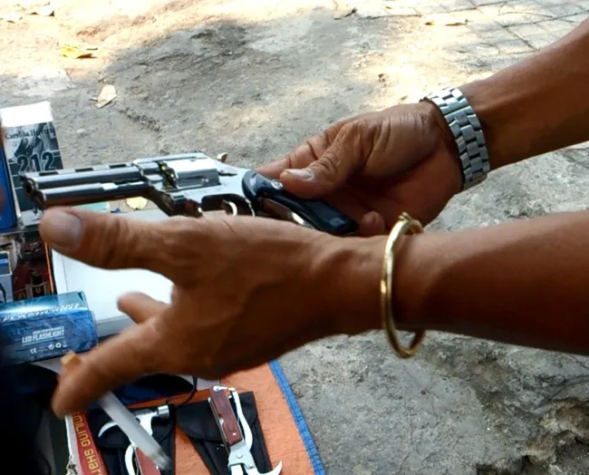 Ngoài lựu đạn, nhiều bật lửa hình súng ru lô, súng giả cổ, viên đạn lớn có giá bán từ 150.000 – 1.000.000 đồng.Bật lửa hình khẩu súng ru lô này có giá 700.000 đồng. Ngoài lựu đạn, nhiều bật lửa hình súng ru lô, súng giả cổ, viên đạn lớn có giá bán từ 150.000 – 1.000.000 đồng.Bật lửa hình khẩu súng ru lô này có giá 700.000 đồng.