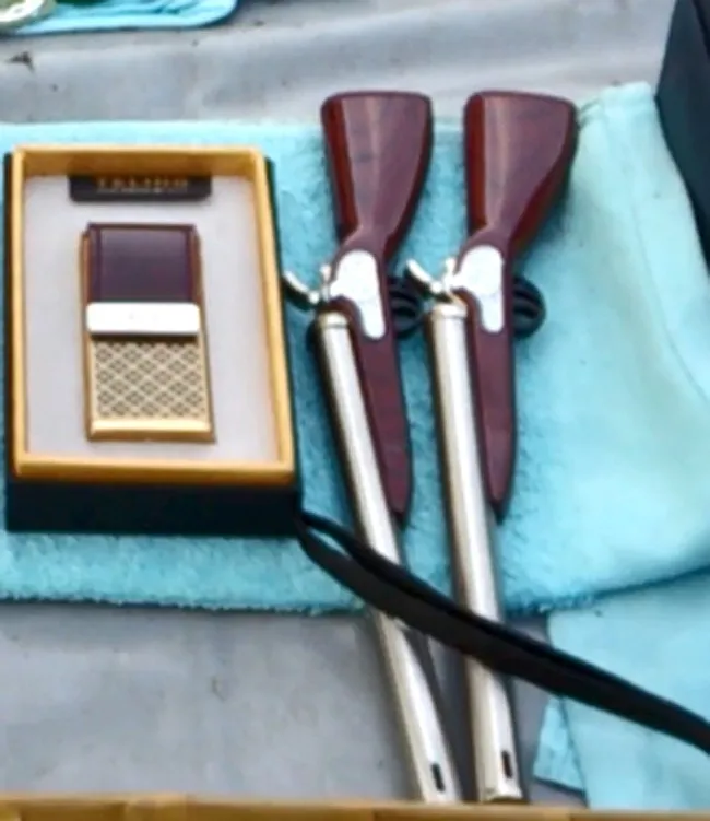 Một người bán hàng khu này cho biết, đa số các loại hàng ở đây có nguồn gốc từ Trung Quốc. Bán chạy nhất là các loại bật lửa hình lựu đạn và súng, dùng xăng hoặc ga, nhìn bằng mắt thường những loại này giống thật đến từng chi tiết. Một người bán hàng khu này cho biết, đa số các loại hàng ở đây có nguồn gốc từ Trung Quốc. Bán chạy nhất là các loại bật lửa hình lựu đạn và súng, dùng xăng hoặc ga, nhìn bằng mắt thường những loại này giống thật đến từng chi tiết.