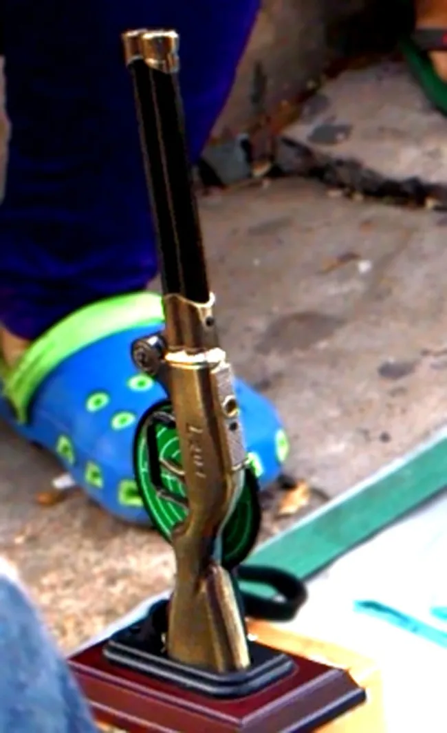 Nhiều bật lửa có hình dáng như những loại súng cổ, những loại này có kèm đèn pin, và giá đến 1.000.000/cây. Nhiều bật lửa có hình dáng như những loại súng cổ, những loại này có kèm đèn pin, và giá đến 1.000.000/cây.