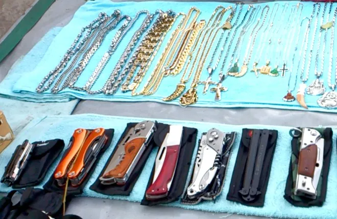 Mặt hàng nguy hiểm nhất tại “khu chợ” này là những chiếc dao bấm sắt nhọn. Dao bấm đủ loại to, nhỏ được người bán quảng cáo là hàng "xịn", làm bằng thép không gỉ, nhiều con dao còn trang bị cả đèn pin. Mặt hàng nguy hiểm nhất tại “khu chợ” này là những chiếc dao bấm sắt nhọn. Dao bấm đủ loại to, nhỏ được người bán quảng cáo là hàng "xịn", làm bằng thép không gỉ, nhiều con dao còn trang bị cả đèn pin.