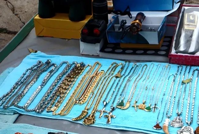 Nhiều dây chuyền vàng giả các loại cũng được chào bán từ 80.000 – 300.000 đồng. Nhiều dây chuyền vàng giả các loại cũng được chào bán từ 80.000 – 300.000 đồng.