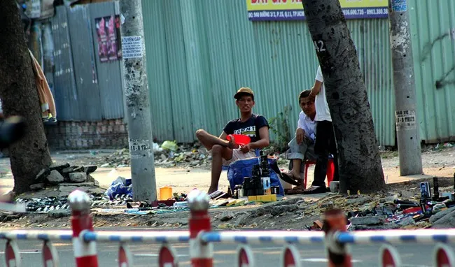 Những gian hàng bán đồ tiêu khiển nguy hiểm tràn lan dọc đường 3 Tháng 2. Những gian hàng bán đồ tiêu khiển nguy hiểm tràn lan dọc đường 3 Tháng 2.