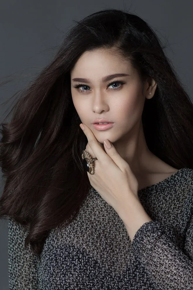 Khác hẳn hình ảnh trong sáng và dễ thương trước đây, Trương Quỳnh Anh đang xây dựng hình ảnh nữ ca sĩ, diễn viên gợi cảm. Điều này hoàn toàn phù hợp với dòng nhạc dance cô đang theo đuổi.