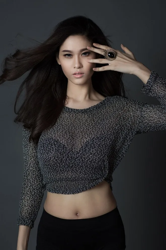 Trong bộ ảnh mới, bà mẹ một con tự tin khoe eo theo với áo xuyên thấu. Cô cho biết, sau khi sinh con và có ý định trở lại với âm nhạc, cô đã phải ăn kiêng và tập thể dục để lấy lại vóc dáng mảnh mai.