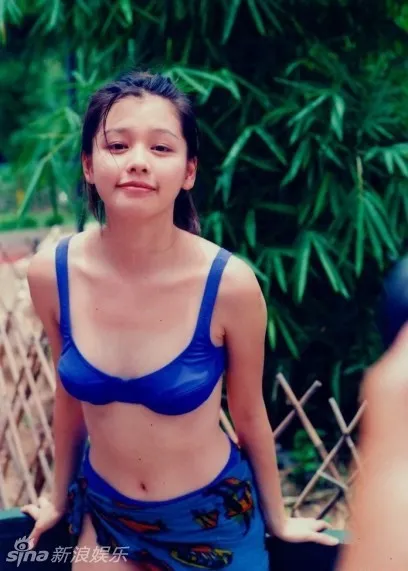 Khác với vẻ gợi cảm của Thư Kỳ, Từ Nhược Tuyên sở hữu gương mặt đáng yêu kiểu trẻ con. Khác với vẻ gợi cảm của Thư Kỳ, Từ Nhược Tuyên sở hữu gương mặt đáng yêu kiểu trẻ con.