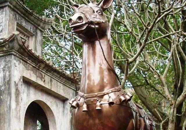"Ngựa lạ" trong khuôn viên đền Phù Đổng.
