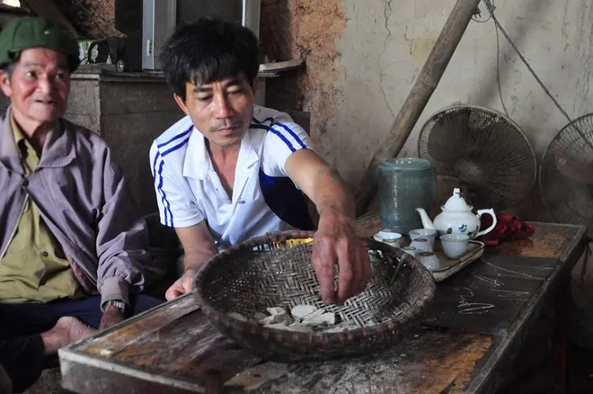 Anh Khổng Văn Lai (45 tuổi), con trai út cụ Biện cho biết, trước đây dân làng đi đào đất nhiều tạo thành các hầm sâu như hầm vàng. Việc đào sâu xuống khai thác đất bán cũng có nhiều nguy cơ rủi ro. Hầm sâu, kín, khi khai thác xung quanh tạo thành các lò rỗng rất nguy hiểm khi xảy ra sập, sụt lún vào mùa mưa. Ở địa phương đã từng có một người vì đào đất bị sập hố phải đi cấp cứu.