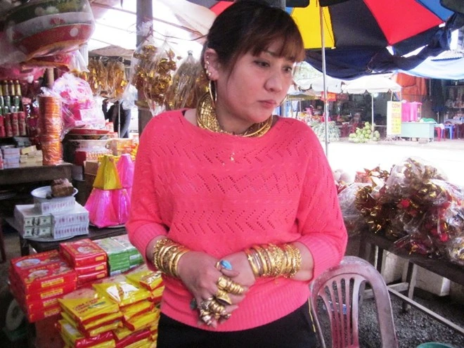 Số trang sức trên người chị Tình được những người xung quanh khẳng định là vàng thật, khoảng trên 100 cây. Hằng ngày, chị vừa đeo trang sức trên người, vừa vô tư đi lại, bán hàng cho khách.