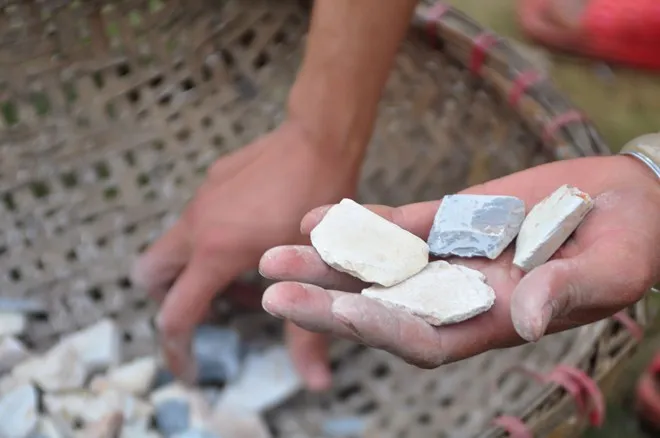 Những mẩu "ngói" trước khi hun phải được phơi nắng thật khô, ráo nước. Theo kinh nghiệm, người khỏe răng có thể ăn được "ngói" màu xanh lam, người già chỉ ăn "ngói" màu trắng sữa. "Ngói" xanh ăn sẽ ngậy hơn nhưng cứng.