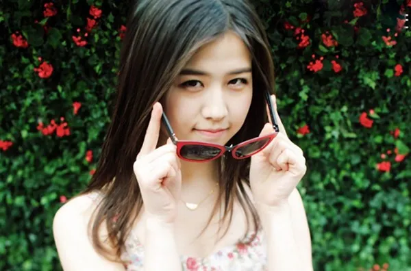 Theo trang Hankyung, Choe Jeong Mun 22 tuổi, xuất hiện lần đầu trong chương trình thực tếThe Geniustrên Media TV hồi cuối năm 2013 đang trở thành gương mặt gây sốt trong giới trẻ Hàn nhờ vẻ đẹp thuần khiết và chỉ số IQ đạt mốc 158.