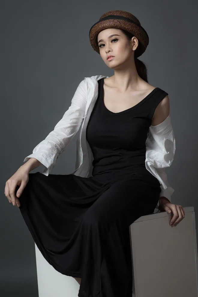 Để tự tin xuất hiện trong những bộ trang phục hở bạo, Trương Quỳnh Anh phải kết hợp tập thể dục và ăn kiêng để giảm cân. Cô cho biết ai gặp mình ở ngoài cũng chê gầy ốm nhưng khi lên hình mới đẹp.