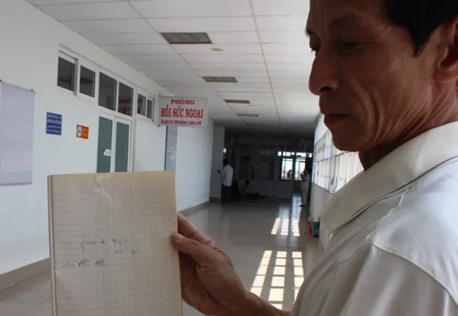 Ông Đinh Gia Lâm đưa xem chữ viết của vợ kêu đau vì vết thương.