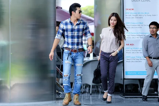 Buổi gặp kéo dài hơn 1 tiếng. Sau đó, Diễm My nhanh chóng đến điểm hẹn tập luyện cùng bạn nhảy Kosta. Người đẹp cho biết, thời gian tập luyện choBước nhảy hoàn vũđã giúp cô giữ được phom dáng chuẩn và có thêm cơ hội được luyện tập vũ đạo, giúp cơ thể mềm mại và thanh thoát hơn. Buổi gặp kéo dài hơn 1 tiếng. Sau đó, Diễm My nhanh chóng đến điểm hẹn tập luyện cùng bạn nhảy Kosta. Người đẹp cho biết, thời gian tập luyện choBước nhảy hoàn vũđã giúp cô giữ được phom dáng chuẩn và có thêm cơ hội được luyện tập vũ đạo, giúp cơ thể mềm mại và thanh thoát hơn.