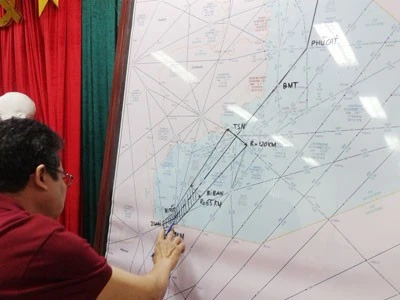 Xác định tọa độ tàu bay gặp nạn.