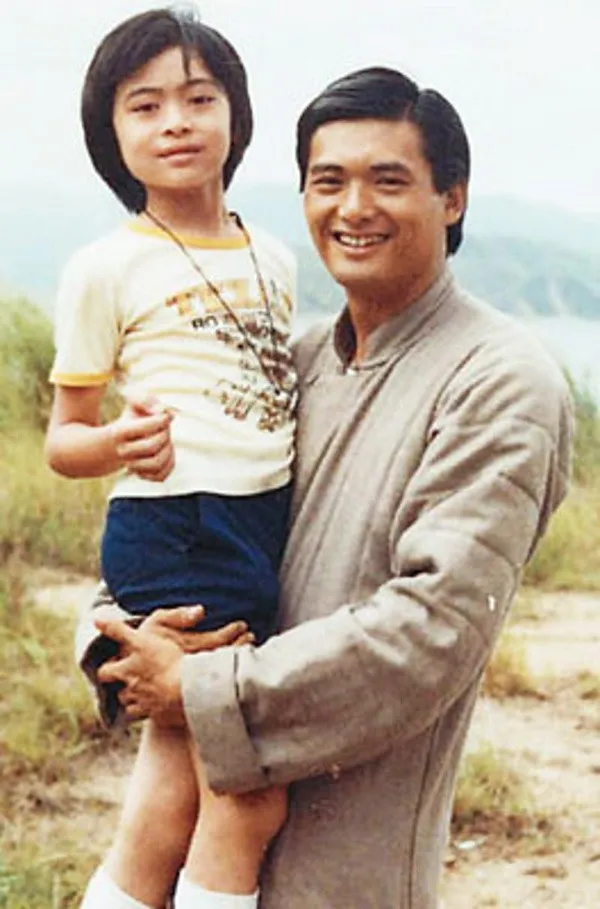 Khi Châu Nhuận Phát đã là một ngôi sao nổi tiếng của màn ảnh Hong Kong thì Phàm Thiếu Hoàng - chàng hòa thượng Hư Trúc trong phiên bản TVBThiên long bát bộ 1997vẫn còn là cậu bé con. Khi Châu Nhuận Phát đã là một ngôi sao nổi tiếng của màn ảnh Hong Kong thì Phàm Thiếu Hoàng - chàng hòa thượng Hư Trúc trong phiên bản TVBThiên long bát bộ 1997vẫn còn là cậu bé con.