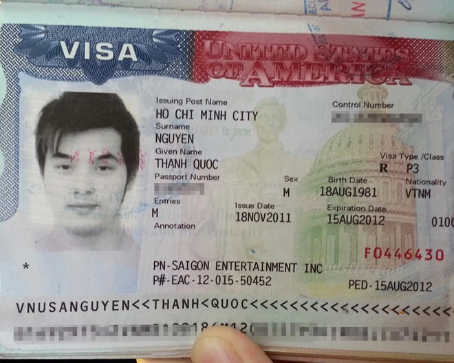 Ảnh visa của nam ca sĩ. Anh sinh năm 1981, ngoài những lúc lên sân khấu hay giao lưu cùng khán giả, anh dùng tên Ưng Hoàng Phúc. Còn ngoài đời, anh thích mọi người gọi là Nguyễn Quốc Thanh. Từ trang cá nhân, hộp mail, nam ca sĩ đều sử dụng dưới tên chính của mình.