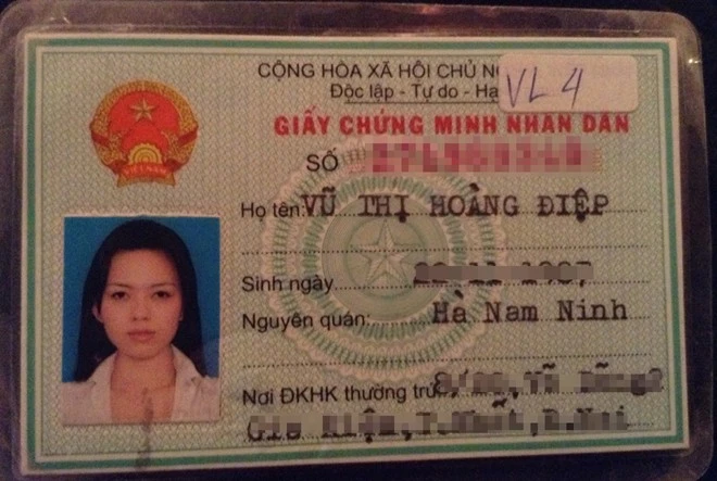 Nữ hoàng sắc đẹp quốc tế 2009 khoe ảnh mộc mạc, ngây thơ trên CMND. So với ảnh này, hiện tại hình ảnh của cô sành điệu, hiện đại và cá tính.