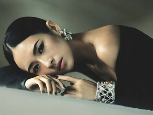 Chương Tử Di buồn vì có bạn trên chuyến bay MH370