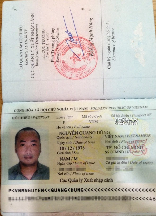 Ảnh hộ chiếu của giám khảoVietnam Idol.Đạo diễnMỹ nhân kếvừa trải qua chuyện buồn gia đình. Tuy nhiên, anh nhanh chóng đứng dậy để tiếp tục công việc người cầm cân nảy mực tại cuộc thi Idol.