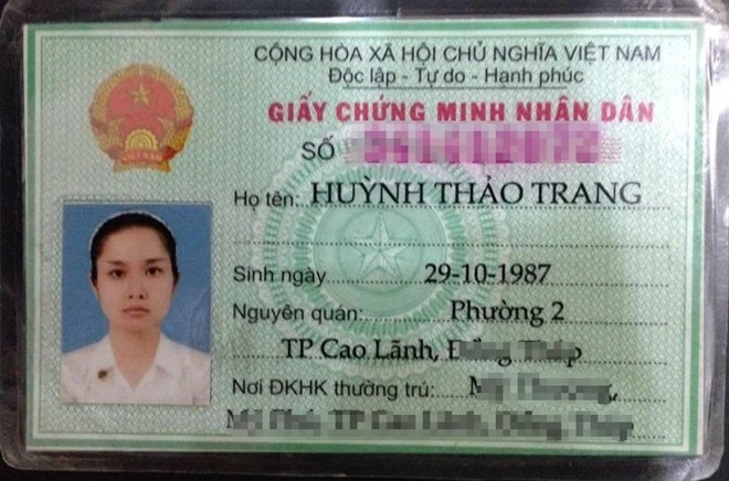 Bà xã của tiền đạo Phan Thanh Bình tên đầy đủ là Huỳnh Thảo Trang, sinh năm 1987. Thảo Trang tự tin khoe hình mặt mộc trên CMND khi chưa nổi tiếng. Người đẹp sở hữu chiều cao 1m72, cùng đôi mắt to, gương mặt khả ái. Cô cũng đang nhận được nhiều lời mời đóng phim kể từ khi tuyên bố tấn công showbiz.