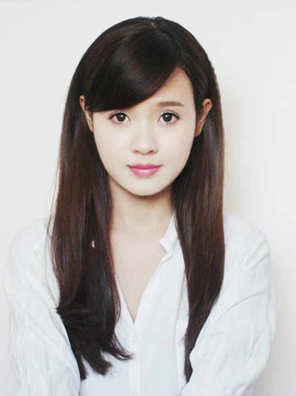 Midu khoe ảnh thẻ xinh xắn, đáng yêu và nhận được nhiều lời khen từ cư dân mạng. So với những hình ảnh "long lanh" ngoài đời, ảnh thẻ của cô không có sự khác biệt quá lớn. Ở tuổi 25, Midu trông vẫn trẻ trung, trong sáng như thời đi học.