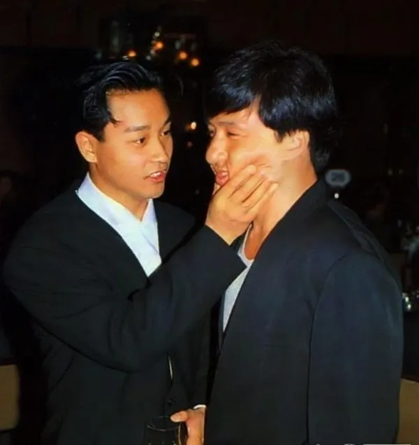 Cố ca sĩ Trương Quốc Vinh "âu yếm" siêu sao Thành Long. Cố ca sĩ Trương Quốc Vinh "âu yếm" siêu sao Thành Long.