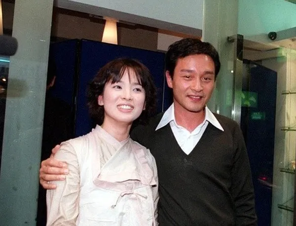 Ngôi sao Hàn Song Hye Kyo cũng là một fan của Trương Quốc Vinh. Ngôi sao Hàn Song Hye Kyo cũng là một fan của Trương Quốc Vinh.