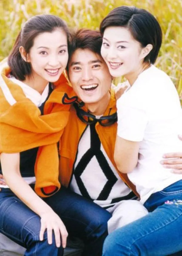 Nhậm Tuyền thật diễm phúc khi ôm cùng lúc 2 nàng tên Băng Băng khi đóng bộ phimThanh xuân xuất độngcách đây 15 năm. Nhậm Tuyền thật diễm phúc khi ôm cùng lúc 2 nàng tên Băng Băng khi đóng bộ phimThanh xuân xuất độngcách đây 15 năm.