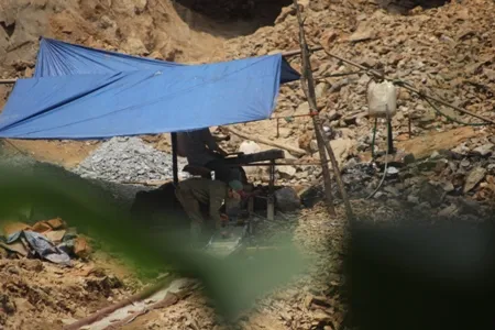 Những mỏm núi bị đục khoét gây ảnh hưởng môi trường nghiêm trọng