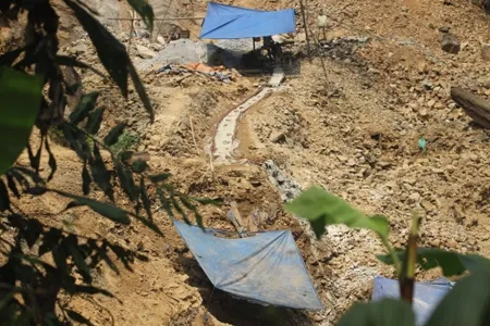 Đại công trường khai thác vàng trên vách núi