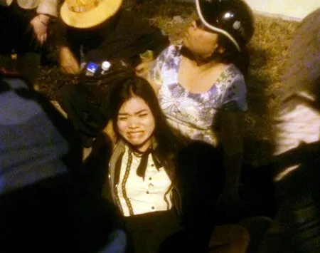 Khoảng 0h ngày 20/3, chị Anh điều khiển xe tay ga hiệu Attila màu đỏ chở người đàn ông này lưu thông trên đường Trần Hưng Đạo để về khách sạn. Đến trước số 459B, Trần Hưng Đạo, phường Cầu Kho, quận 1, do trời lạnh chị Anh mở cốp xe lấy áo khoác ra mặc.