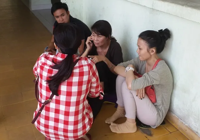 Mẹ Mâu Thủy (đang nghe điện thoại) và các thành viên gia đình thay phiên nhau thức trực ở bệnh viện để chăm sóc cho cô những ngày trước.Ảnh: Thành Luân Mẹ Mâu Thủy (đang nghe điện thoại) và các thành viên gia đình thay phiên nhau thức trực ở bệnh viện để chăm sóc cho cô những ngày trước.Ảnh: Thành Luân