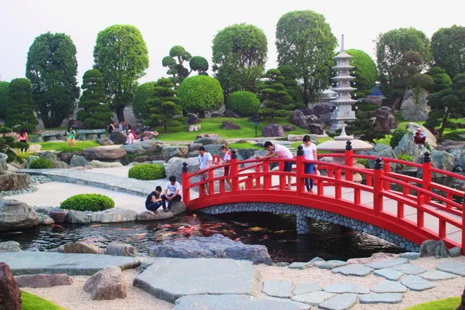 Nằm trên địa bàn xã Xuân Thới Đông, huyện Hóc Môn, khu vườn Nhật Bản với tên gọi Rin Rin Park có diện tích 20.000m2, do một Việt kiều Nhật đầu tư. Nằm trên địa bàn xã Xuân Thới Đông, huyện Hóc Môn, khu vườn Nhật Bản với tên gọi Rin Rin Park có diện tích 20.000m2, do một Việt kiều Nhật đầu tư.