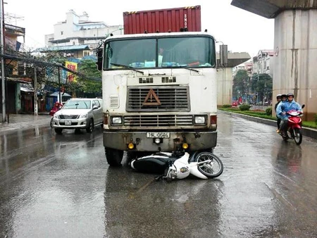 Tài xế container cố tình đâm thẳng vào xe CSGT ảnh 1