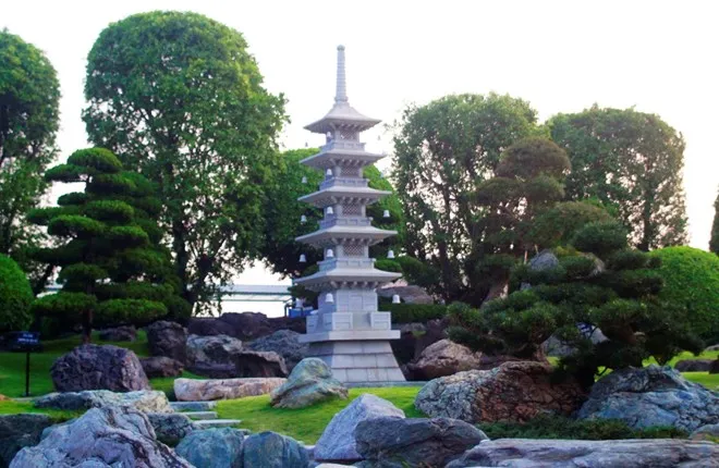 Rin Rin Park được kiến trúc sư thiết kế hài hòa với cỏ cây, đá, sỏi, nước mang đậm nét văn hóa, phong cách đặc trưng của các khu vườn Nhật Bản truyền thống.Cây xanh được tỉa thành hình tròn và các khối đá với hình dáng tự nhiên đan xen vào nhau. Tất cả các loại cây vạn niên tùng, bon sai, đá... đều được chủ nhân đem về từ tỉnh Ehime, Nhật Bản. Rin Rin Park được kiến trúc sư thiết kế hài hòa với cỏ cây, đá, sỏi, nước mang đậm nét văn hóa, phong cách đặc trưng của các khu vườn Nhật Bản truyền thống.Cây xanh được tỉa thành hình tròn và các khối đá với hình dáng tự nhiên đan xen vào nhau. Tất cả các loại cây vạn niên tùng, bon sai, đá... đều được chủ nhân đem về từ tỉnh Ehime, Nhật Bản.