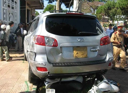 Xe điên làm 5 xe máy, 6 người bị thương ảnh 1