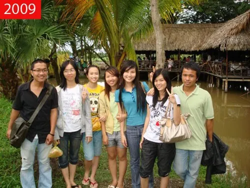 Tuy đã nổi tiếng trong giới teen, Diễm My vẫn rất giản dị khi đi chơi cùng bạn bè trong những bức ảnh chụp năm 2009.