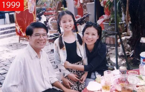 Diễm My đi chúc Tết ở gia đình nghệ sĩ Kim Xuân năm cô bé lên 8 tuổi. Dễ thấy gương mặt bầu bĩnh và nụ cười đẹp của cô không khác nhiều so với hiện tại.