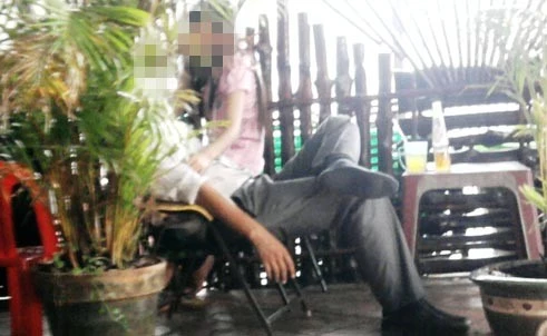 Nhân viên mồi chài khách “đi tới... z”. 