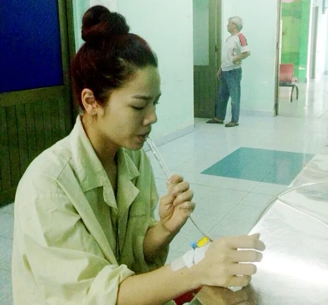 Hằng ngày cô phải xông họng để chữa trị bệnh.