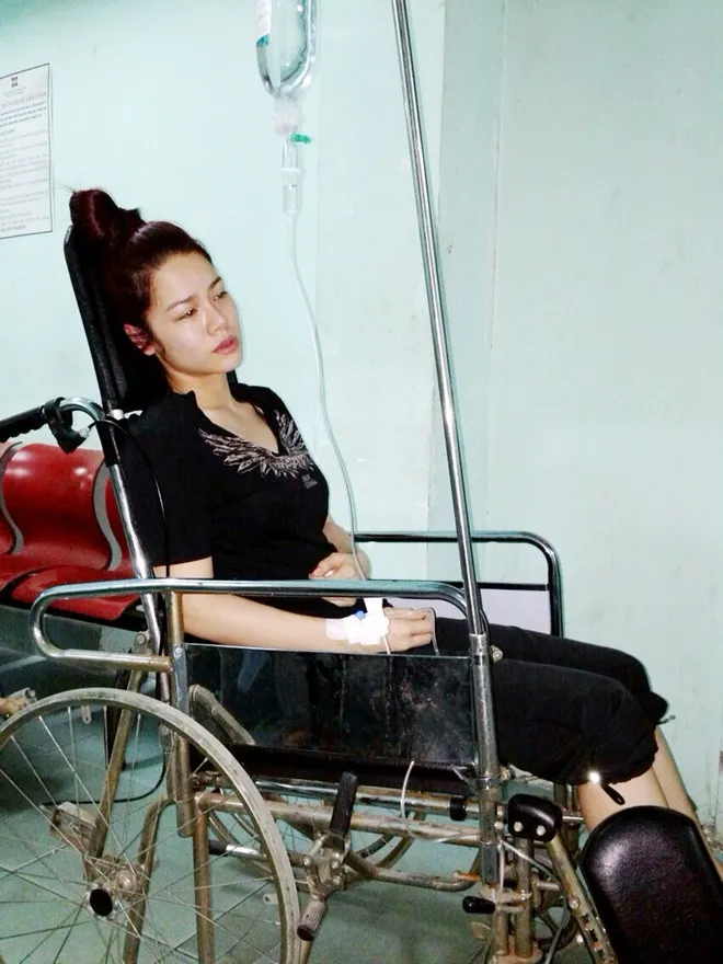 Lúc mới nhập viện, nữ ca sĩ phải ngồi xe lăn để truyền thuốc và đi lại.